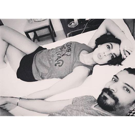 ليلى اسكندر تنشر صورة مع زوجها في السرير